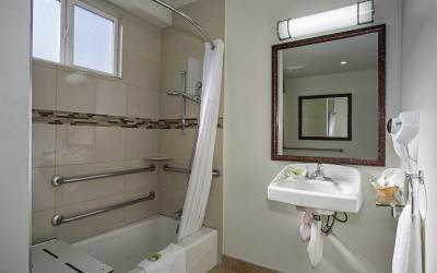 Santa Monica Hotel room with Accessible bathroom